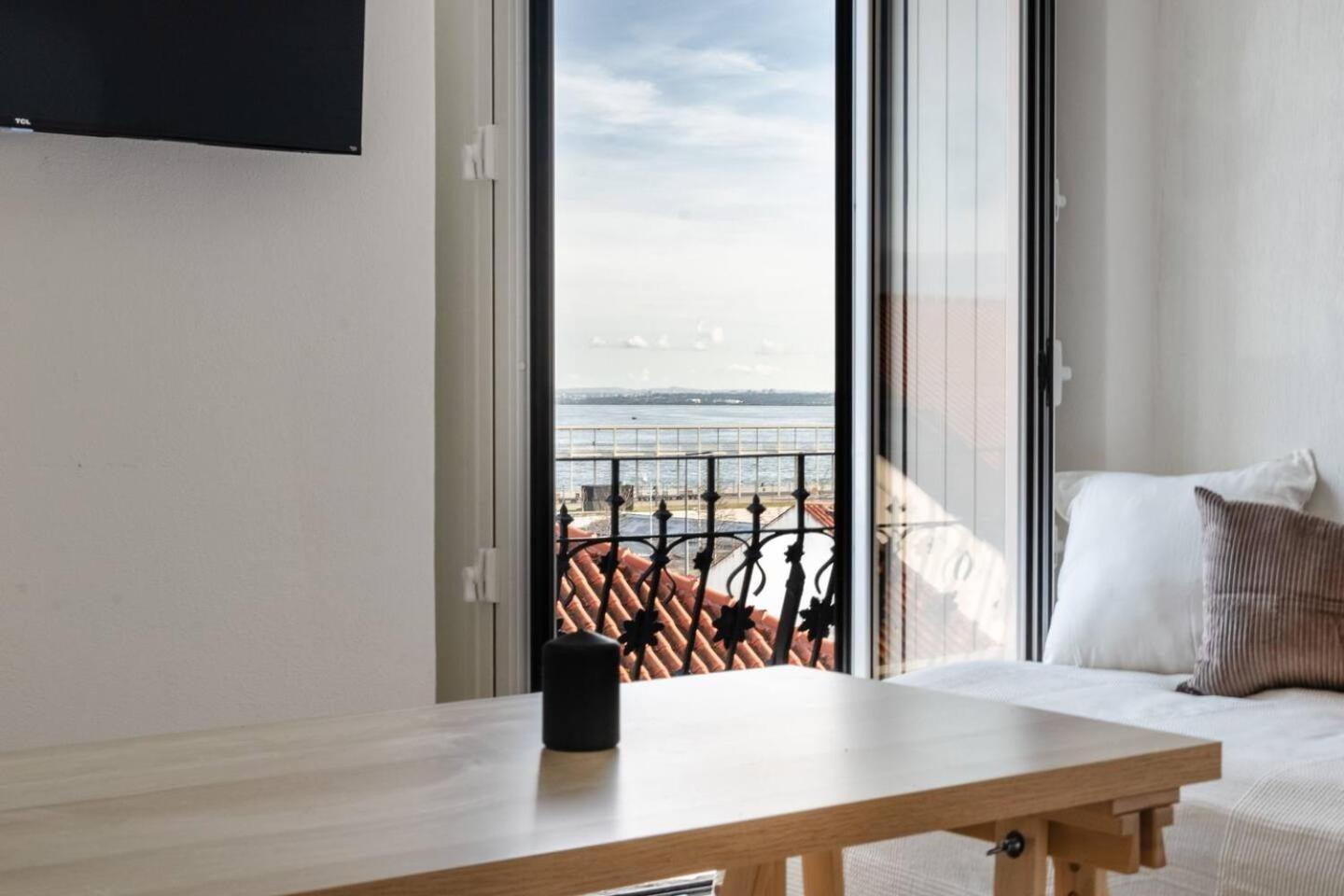 Spacious 5 Bedroom - River Views * Lissabon