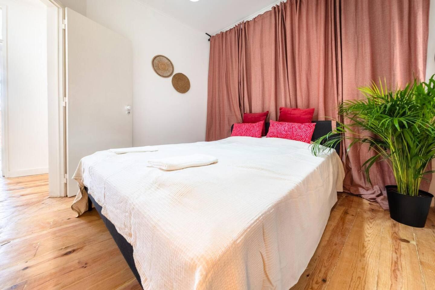Riverfront Elegance 41Br Spacious Retreat